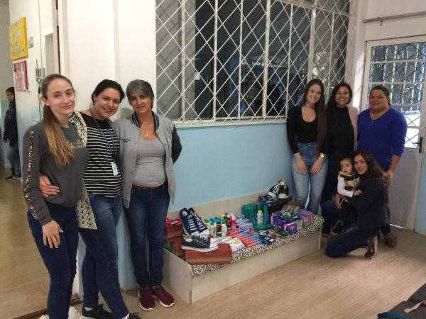 Alguns acadÃªmicos e integrantes da Casa Abrigo durante a entrega dos alimentos doados pelos acadÃªmicos do Cesul.