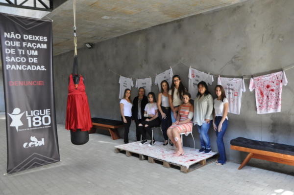 Algumas das alunas do 5º período que participaram da ação, com a professora Roseli Alves, coordenadora do Curso de Direito.